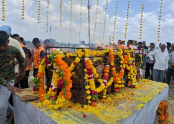 साश्रू नयनांनी वीर जवानाला अखेरचा निरोप शहिद जवान स्वप्नील सोनवणे अनंतात विलीन