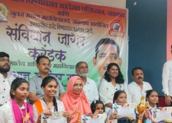 संविधान जागर करंडकाच्या मानकरी वैष्णवी पाटील आण कावेरी नेरकर