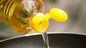 Cooking Oil रोजच्या आहारात खाद्य तेल कमी वापरा – या धोकादायक आजारांपासून मिळेल सुटका