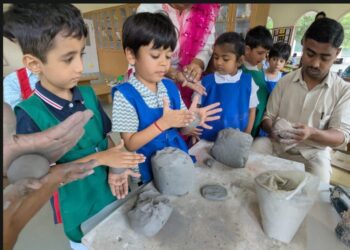 अनुभूती बाल निकेतन व अनुभूती विद्यानिकेतनमध्ये  शाडूमाती गणेश मूर्ती निर्मितीचा उपक्रम उत्साहात