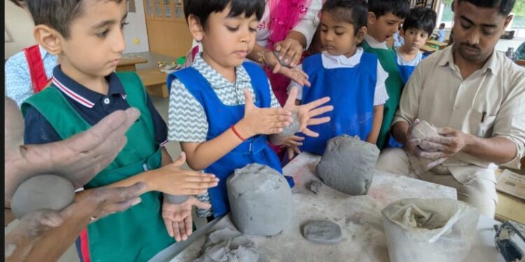 अनुभूती बाल निकेतन व अनुभूती विद्यानिकेतनमध्ये  शाडूमाती गणेश मूर्ती निर्मितीचा उपक्रम उत्साहात