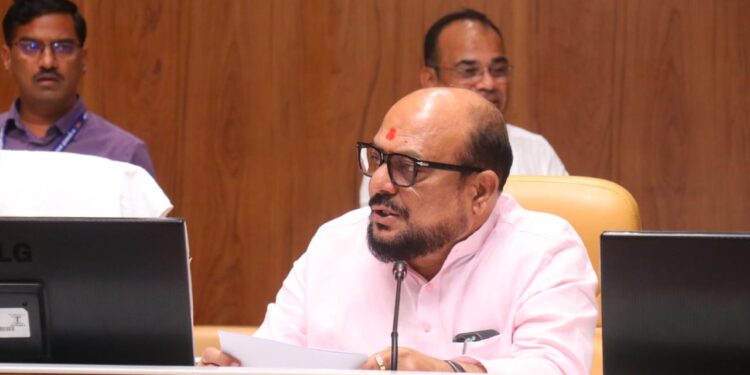 धरणगाव पंचायत समिती आढावा बैठक संपन्न – समन्वयाने काम करा, योजनांची गती वाढवा : पालकमंत्री गुलाबराव पाटील