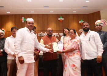 जिल्ह्यातील उत्कृष्ट कार्य करणाऱ्या अधिकारी, कर्मचारी यांच्या कामगिरीबद्दल गौरव   