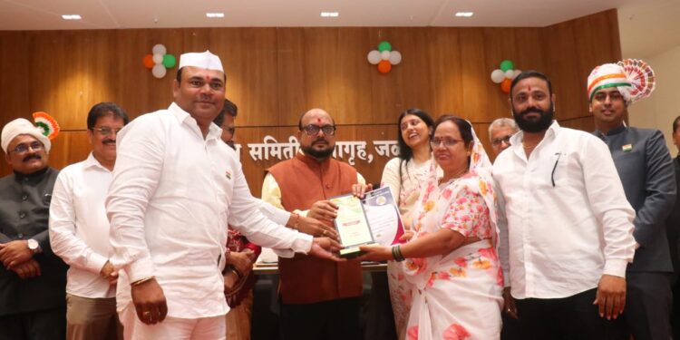 जिल्ह्यातील उत्कृष्ट कार्य करणाऱ्या अधिकारी, कर्मचारी यांच्या कामगिरीबद्दल गौरव