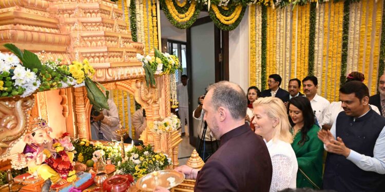 मुख्यमंत्र्यांच्या वर्षा निवासस्थानी विविध देशांच्या महावाणिज्य दूतांनी घेतले गणेश दर्शन, मनोभावे आरतीही केली