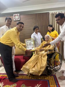 प्रेरणादायी भेट! भारताच्या पहिल्या महिला राष्ट्रपती प्रतिभाताई पाटील यांची प्रवीणसिंह पाटील यांना भेट