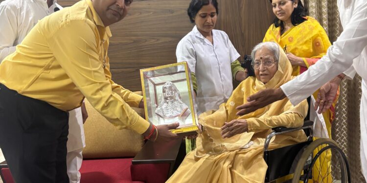 प्रेरणादायी भेट! भारताच्या पहिल्या महिला राष्ट्रपती प्रतिभाताई पाटील यांची प्रवीणसिंह पाटील यांना भेट