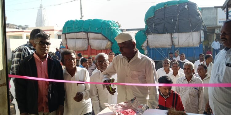 बाबरुडमध्ये सुनिल कोळी यांचे अत्याधुनिक ऑनलाईन कृषी व आर्थिक सेवा केंद्र सुरू