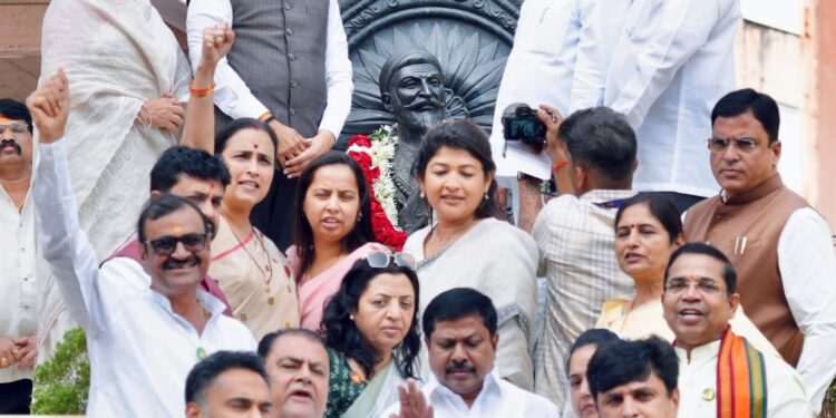 Budget Session 2026 Maharashtra : अर्थसंकल्पीय अधिवेशनापूर्वी शिवरायांना वंदन