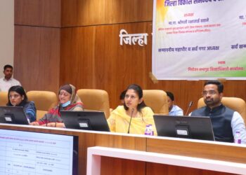 केंद्रिय राज्यमंत्री रक्षा खडसे यांनी घेतला जिल्हातील विविध विकास कामांचा सविस्तर आढावा