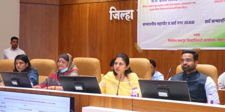 केंद्रिय राज्यमंत्री रक्षा खडसे यांनी घेतला जिल्हातील विविध विकास कामांचा सविस्तर आढावा