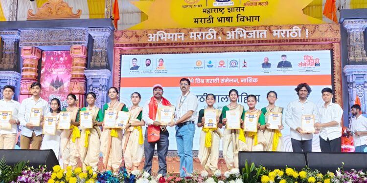 विश्व मराठी संमेलनात जळगावच्या बालकलावंतांनी धरला ताल; अनुभूती इंग्लीश मिडीयम स्कूलमधील विद्यार्थिंनींचे सादरीकरण