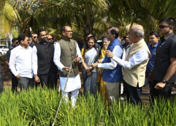 जळगावच्या जैन हिल्सला केंद्रीय कृषीमंत्र्यांची भेट