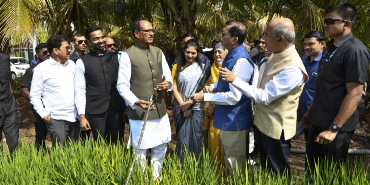 जळगावच्या जैन हिल्सला केंद्रीय कृषीमंत्र्यांची भेट