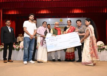 राज्यस्तरीय ज्ञानज्योती सावित्रीबाई फुले पुरस्कार निवेदिता ताठे यांना प्रदान