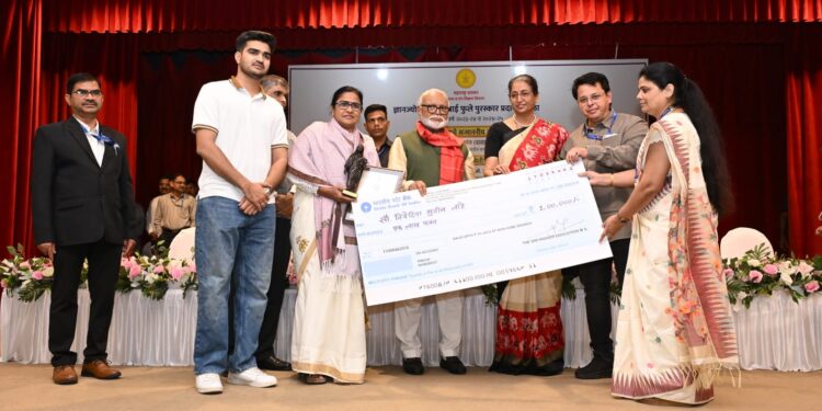 राज्यस्तरीय ज्ञानज्योती सावित्रीबाई फुले पुरस्कार निवेदिता ताठे यांना प्रदान