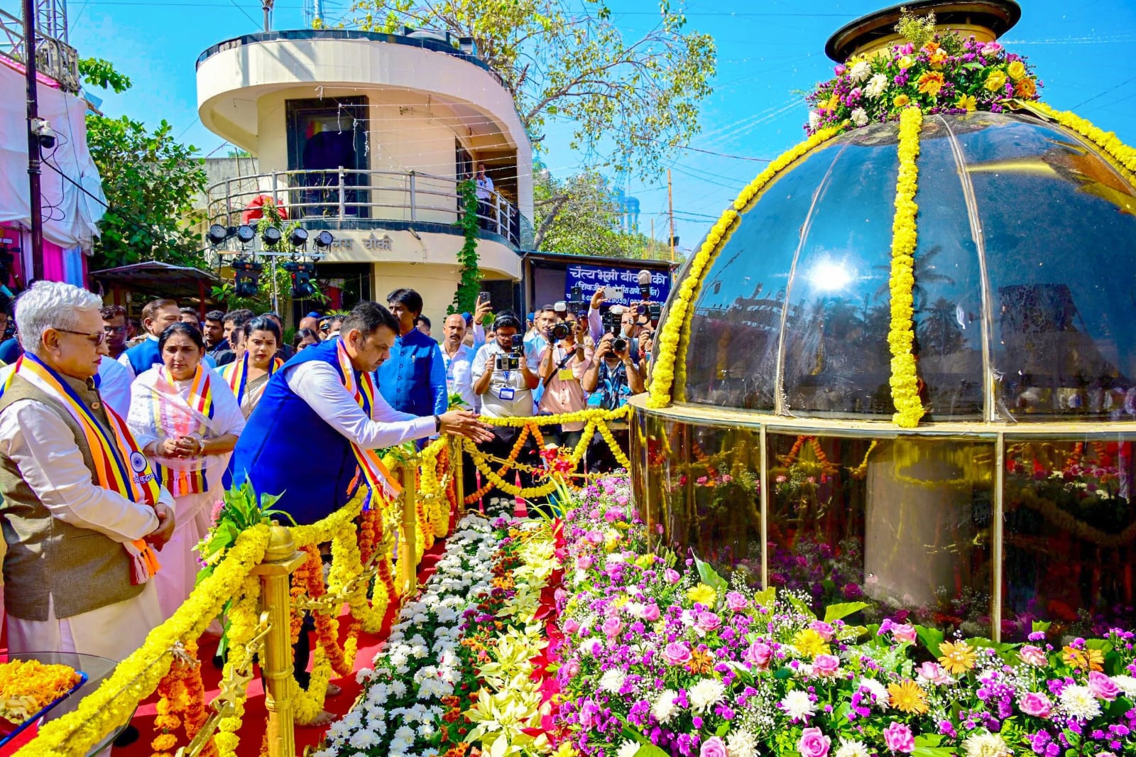 Dr.Babasaheb Ambedkar Jayanti 2026 : चैत्यभूमी येथे दुर्मीळ छायाचित्र प्रदर्शनाची मान्यवरांकडून पाहणी