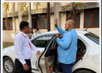 जेव्हा साहेब झाले चालक…; सेवापूर्तीला माणुसकीचा अनोखा सलाम!