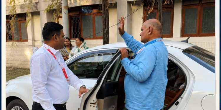 जेव्हा साहेब झाले चालक…; सेवापूर्तीला माणुसकीचा अनोखा सलाम!