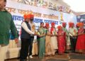 माध्यमिक विद्यालय दोनगावचे मुख्याध्यापक प्रकाश पाटील यांना राज्यस्तरीय आदर्श शिक्षक पुरस्कार प्रदान