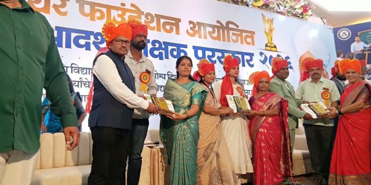 माध्यमिक विद्यालय दोनगावचे मुख्याध्यापक प्रकाश पाटील यांना राज्यस्तरीय आदर्श शिक्षक पुरस्कार प्रदान